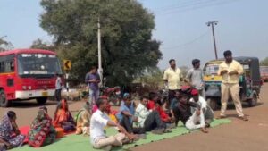 ಭಾಲ್ಕಿ: ನೀರಿಗಾಗಿ ಖಾಲಿ ಕೊಡ ಹಿಡಿದು ರಸ್ತೆ ಮೇಲೆ ಮಹಿಳೆಯರ ಪ್ರತಿಭಟನೆ