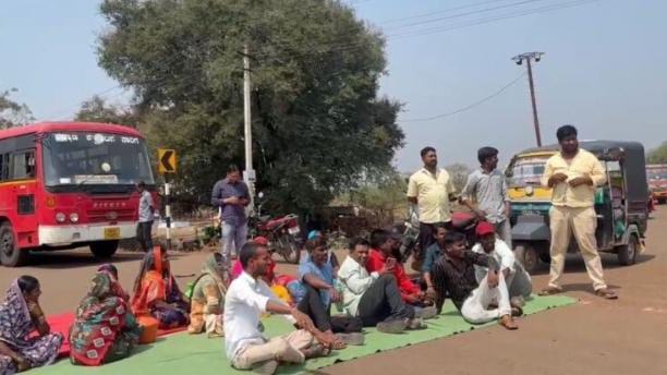 ಭಾಲ್ಕಿ: ನೀರಿಗಾಗಿ ಖಾಲಿ ಕೊಡ ಹಿಡಿದು ರಸ್ತೆ ಮೇಲೆ ಮಹಿಳೆಯರ ಪ್ರತಿಭಟನೆ